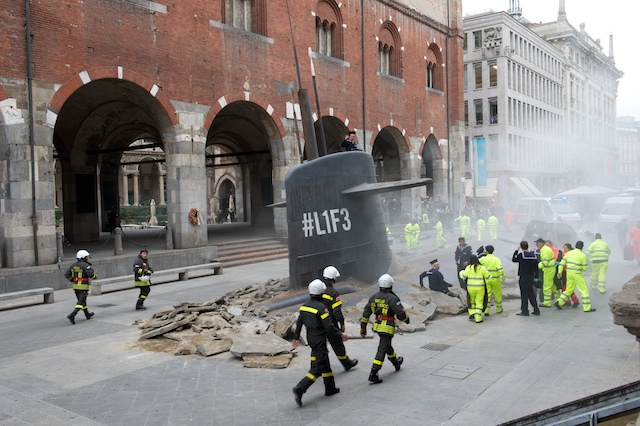 Un sottomarino emerge in pieno centro a Milano: la campagna di lancio del negozio di Europ Assistance e Genertel Un sottomarino emerge in pieno centro a Milano: la campagna di lancio del negozio di Europ Assistance e Genertel